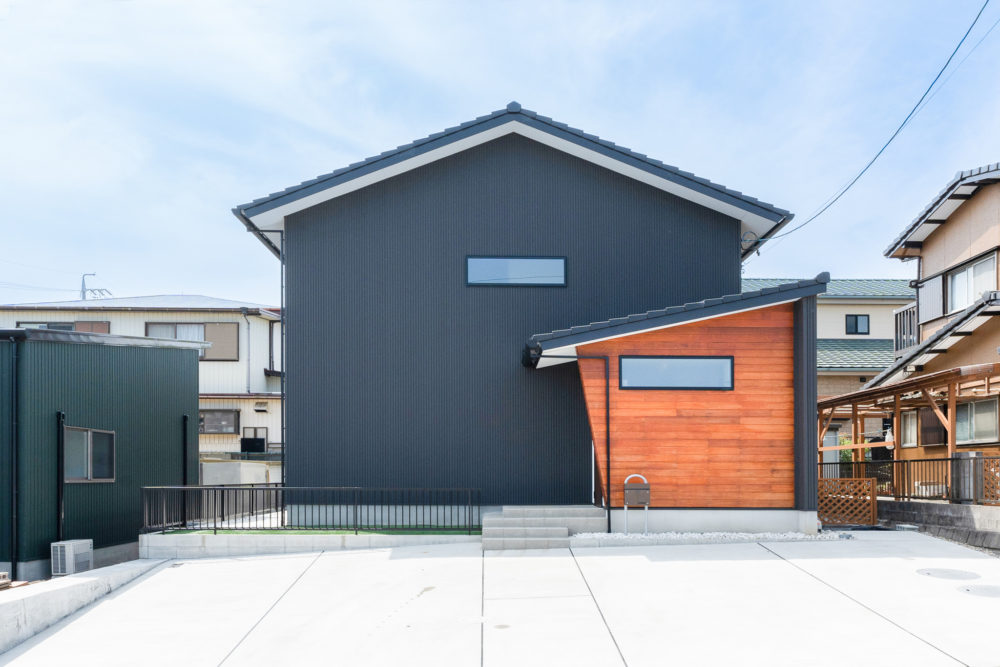 ガルバリウム×レッドシダー「建築家と建てる家」 アイキャッチ画像