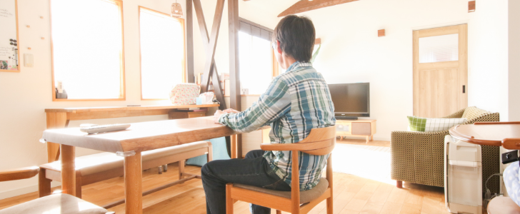 男性　椅子に座っている　写真